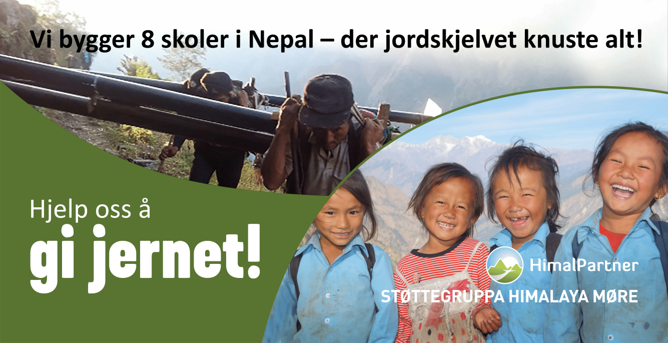 Vi bygger 8 skoler i Nepal - der jordskjelvet knuste alt! Bilde av to menn som bærer bygningsmaterialer på en fjellsti, og fire små barn som smiler fornøyd. Hjelp oss å gi jernet!